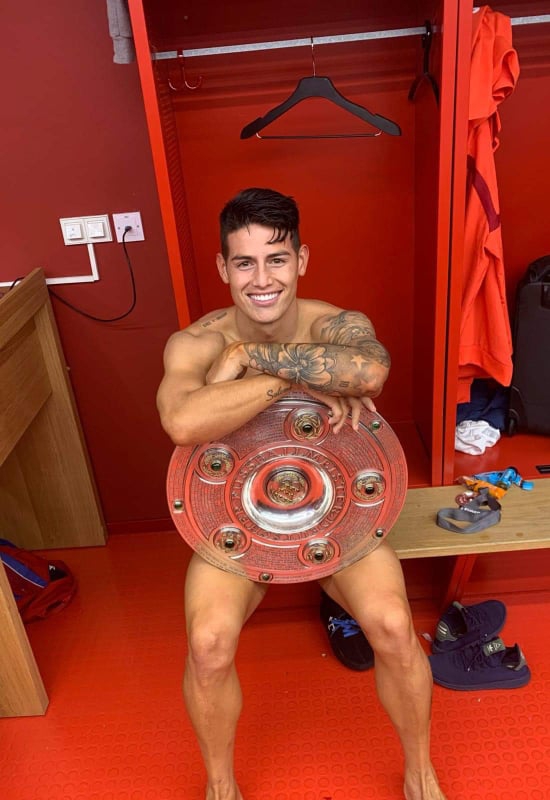 James Rodriguez i jego zdjęcie z trofeum za Mistrzostwo Niemiec :D